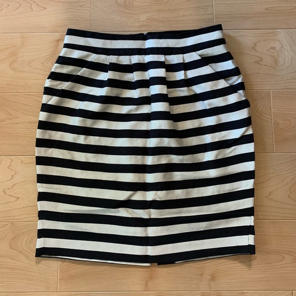 🌺 2/$20 Banana Republic black and white striped pencil skirt size 4 with pockets - Picture 2 of 7